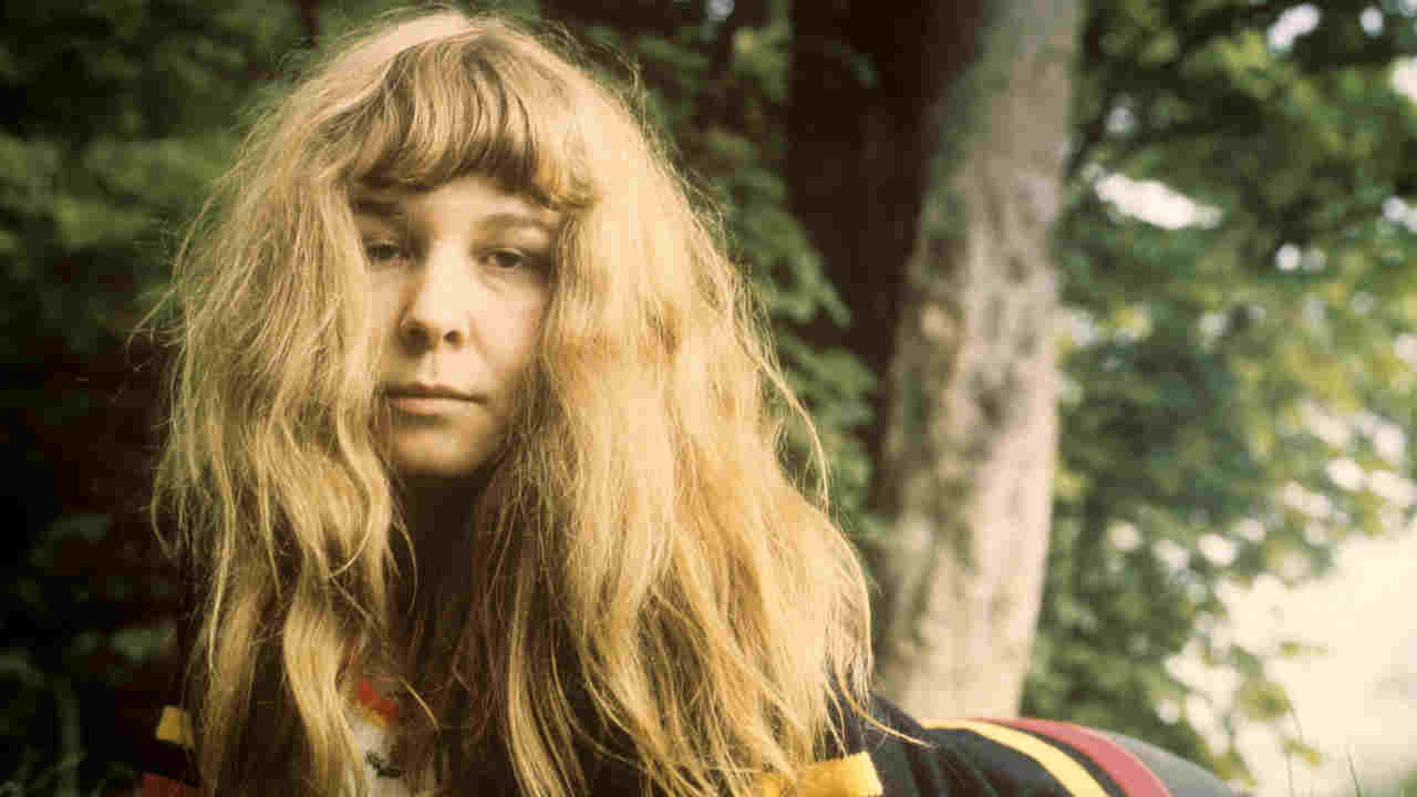 Sandy Denny posing for a photograph in the 1970s
