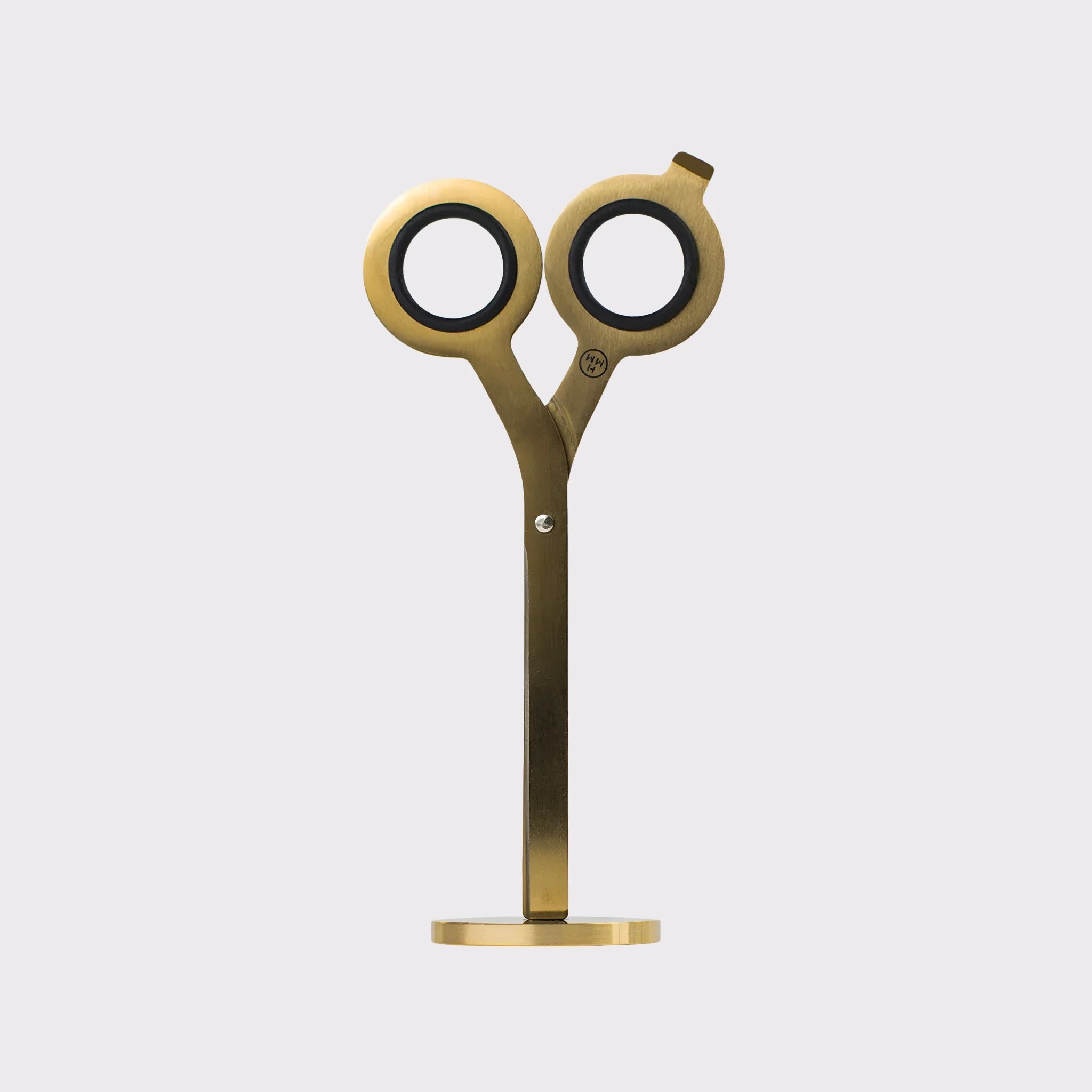 R Finds scissors