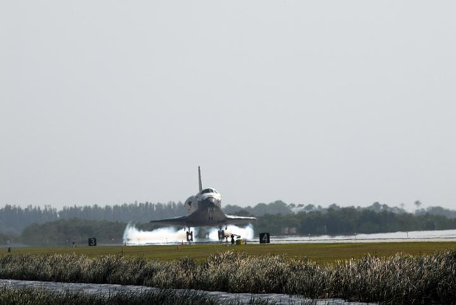 Space Shuttle Discovery Returns to Earth Safely