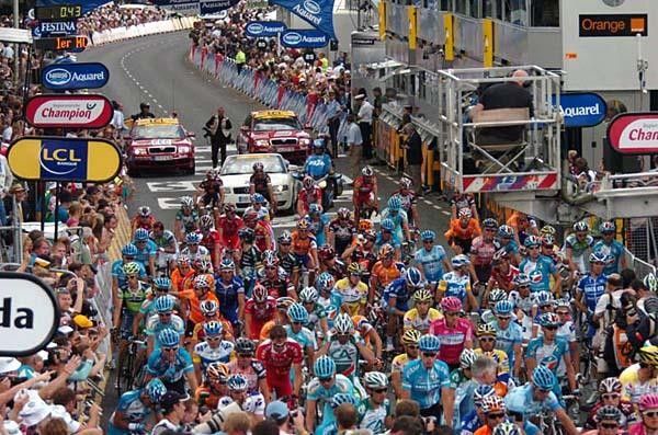 The peloton bunches up at the finish.