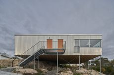 Villa Ellsinger is an aluminium box floating above the rocks in southwest Sweden