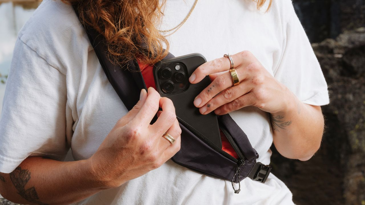 A photographer using the Moment Balance sling in the black colorway