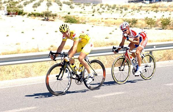 David de la Fuente (Saunier Duval) with Duclos-Lassalle in tow