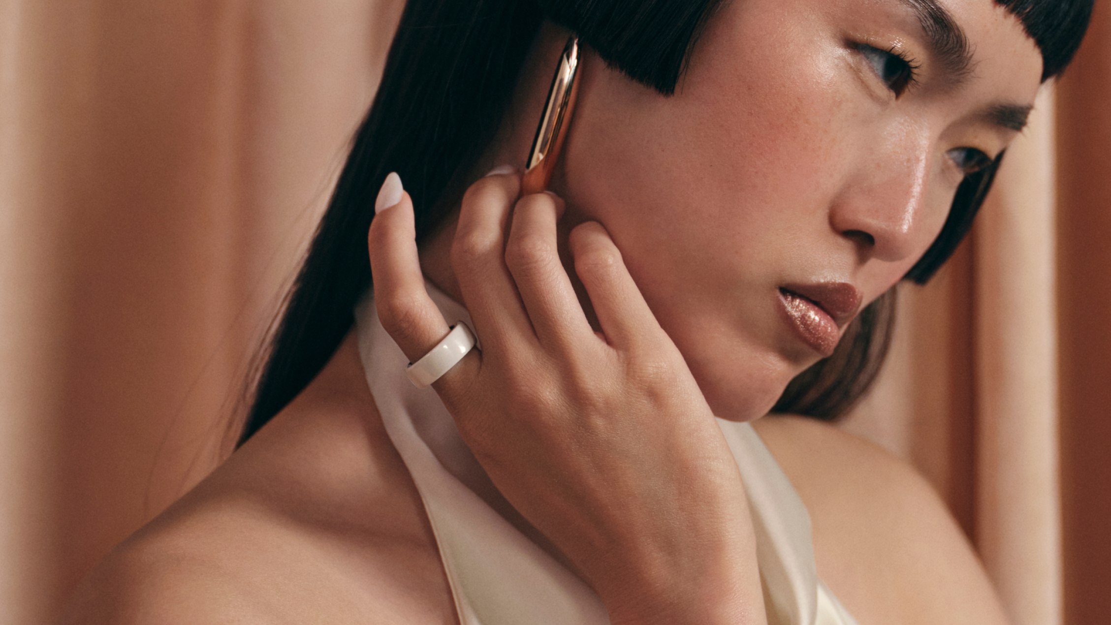 Oura RIng 4 ceramic in Cloud