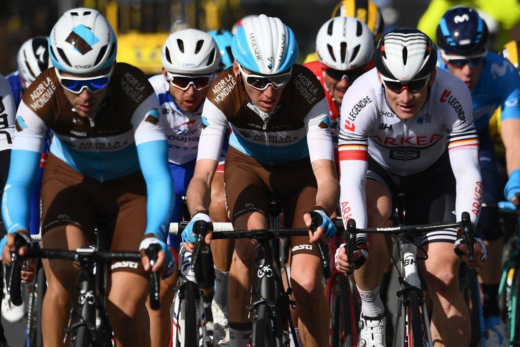 Romain Bardet battling in the echelons alongside Andre Greipel.