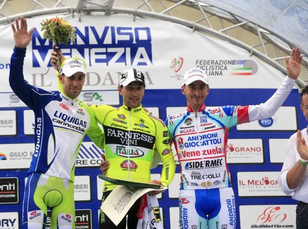 Oscar Gatto (Farnese Vini-Selle Italia) on the podium with Vincenzo Nibali (Liquigas-Cannondale) and Riccardo Chiarini (Androni-Venezuela).
