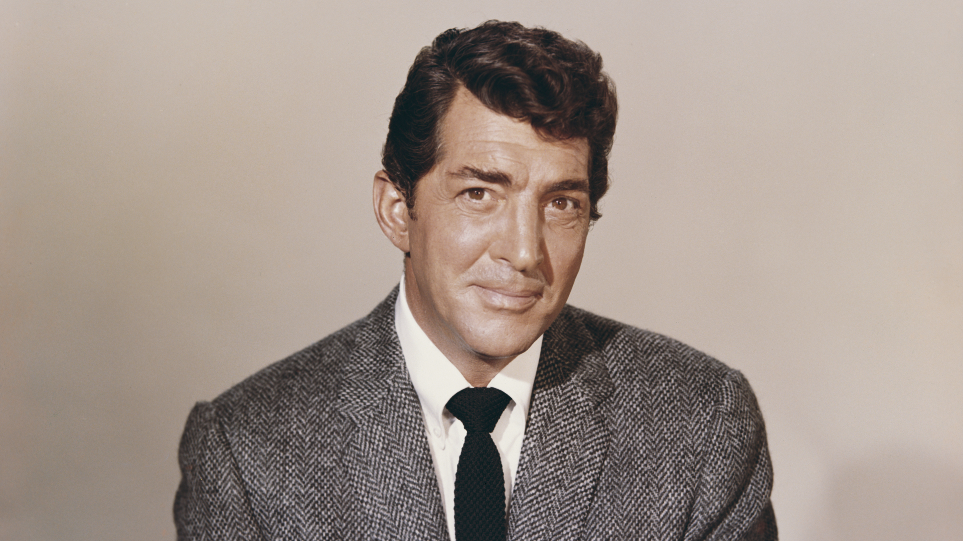 American singer, actor and comedian Dean Martin (1917 - 1995), circa 1960.