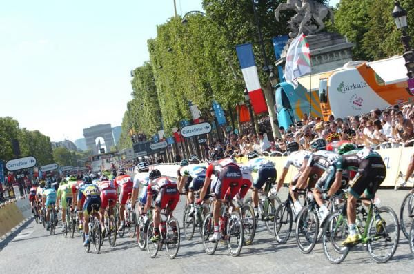 The riders enter the finale of the stage