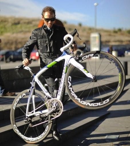 Alejandro Valverde arrives at the Movistar presentation with his bike.