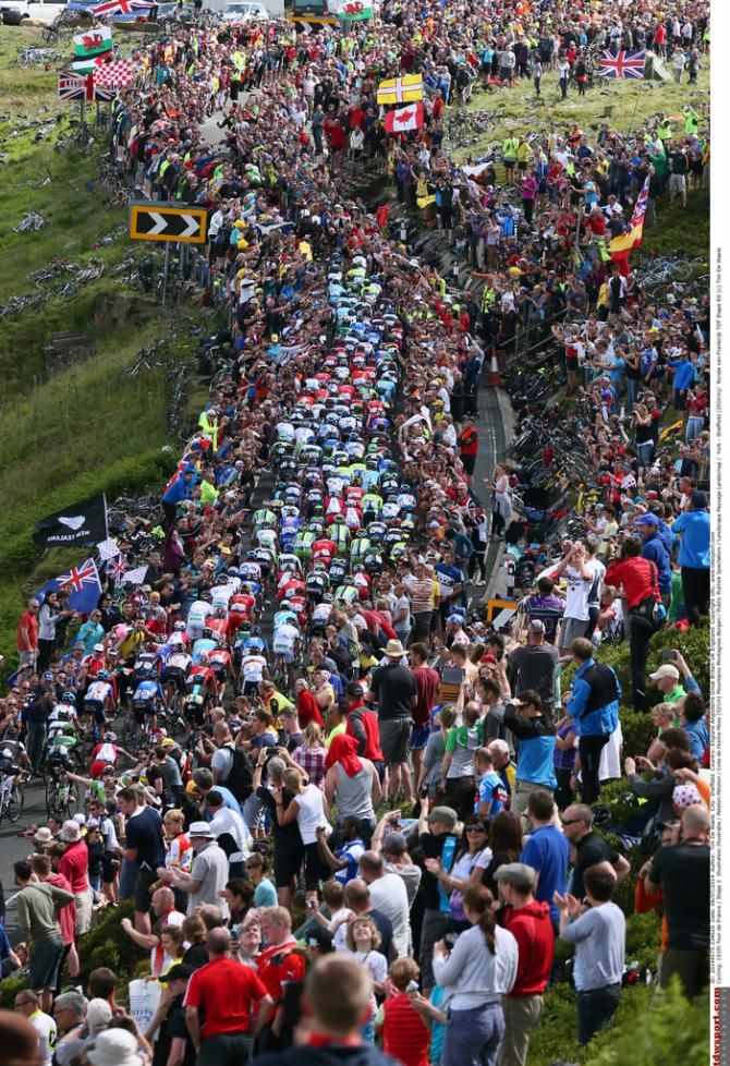 The crowds on Cote de Holme Moss