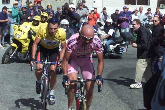 Pantani leads Armstrong at the Tour de France in 2000