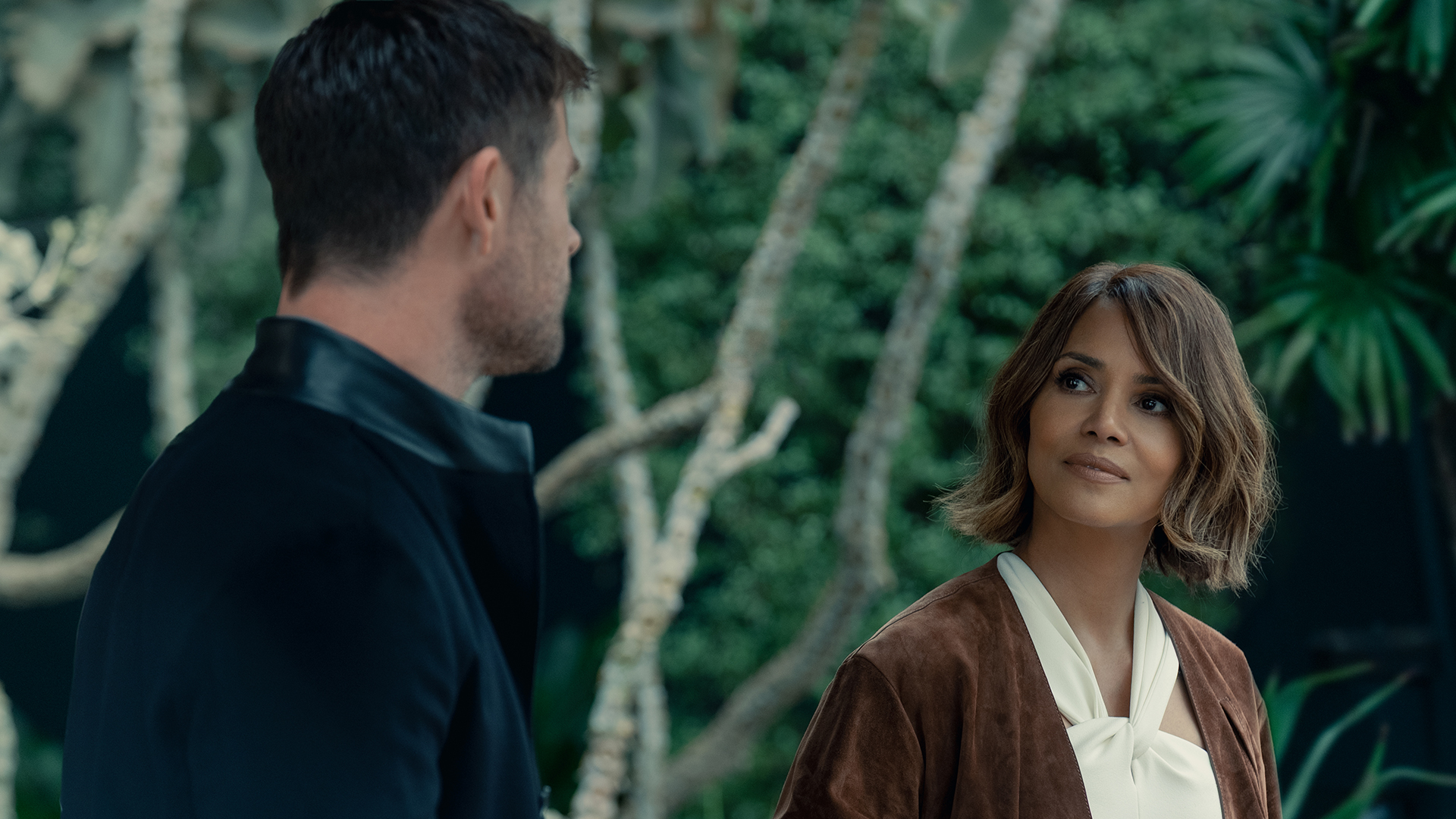 Davis and Sharon looking at each other in Crime 101