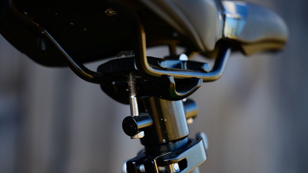 Woom Off 6 kids bike saddle height adjustment