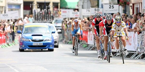 Wiggins sits at the back of the chasing group.