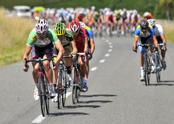 Jay Thompson (Fly V Australia) leads another unsuccessful break attempt.