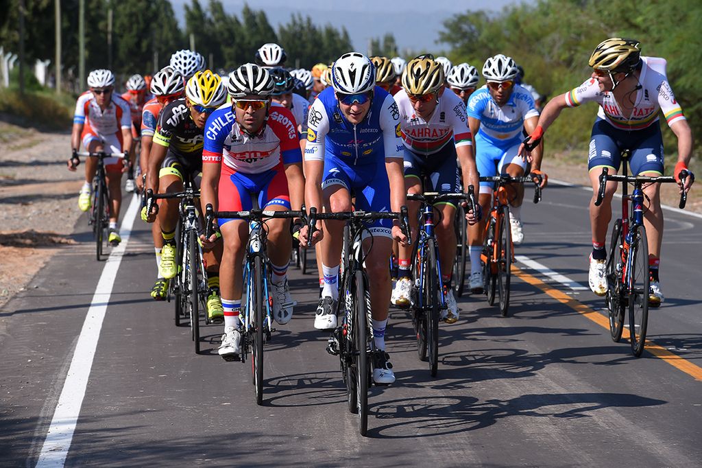 Pieter Serry (Quick-Step Floors) leading the peloton