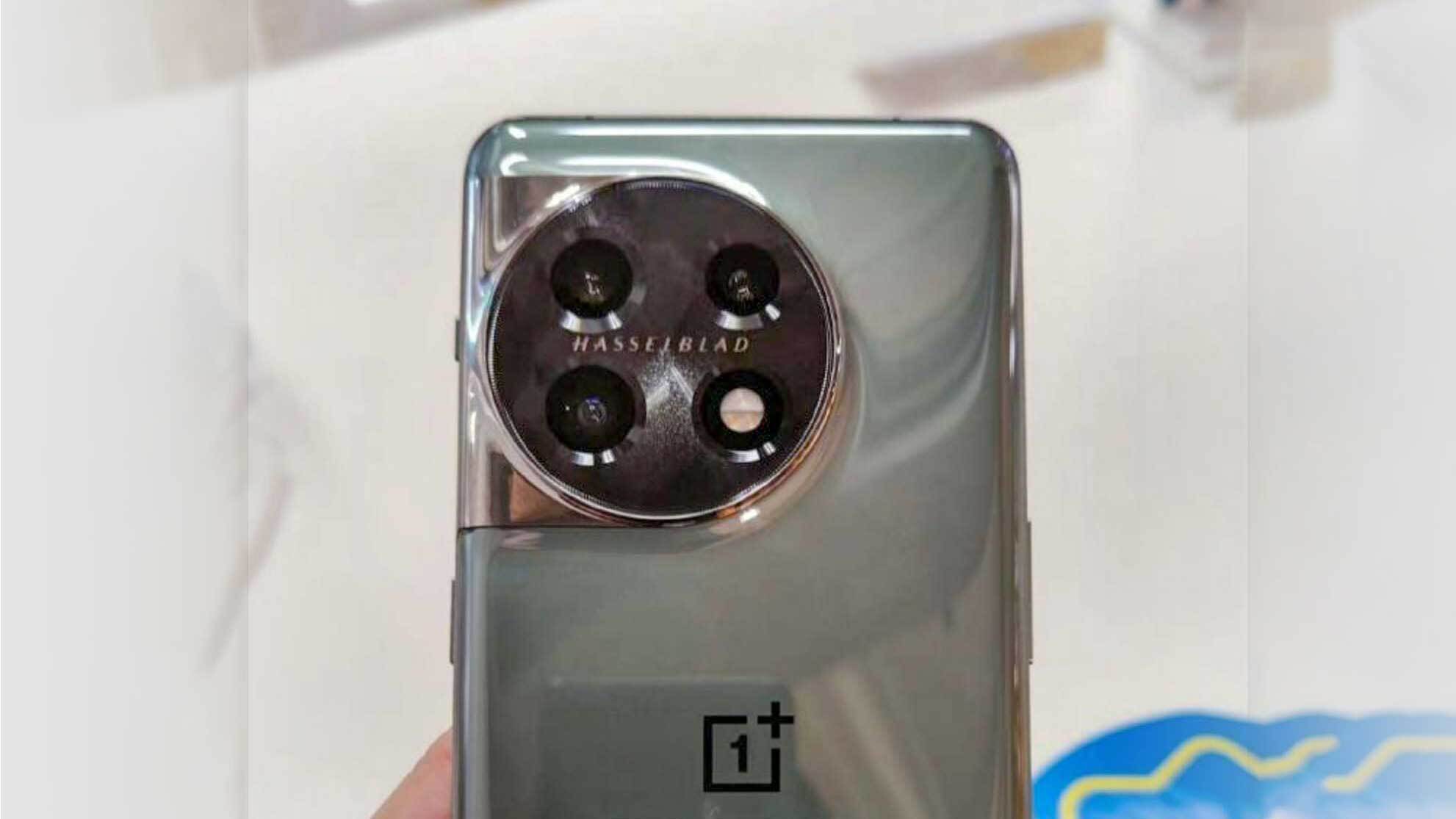 OnePlus 11 en una tienda minorista en China