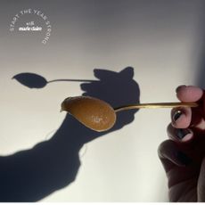 a spoonful of manuka honey - manuka honey review