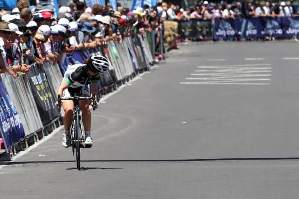 Amanda Spratt (GreenEDGE) checks her advantage, she probably couldn't see the bunch