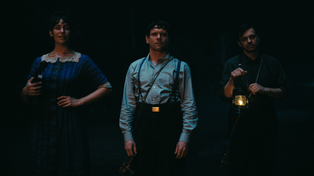 LOLA KIRKE as Joan, JACK O’CONNELL as Remmick and PETER DREIMANIS as Bert in Warner Bros. Pictures’ “SINNERS,” a Warner Bros. Pictures release.