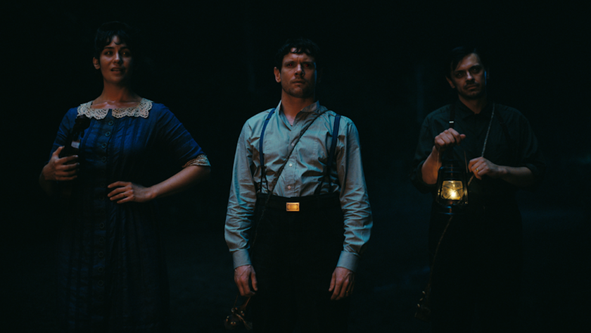 LOLA KIRKE as Joan, JACK O’CONNELL as Remmick and PETER DREIMANIS as Bert in Warner Bros. Pictures’ “SINNERS,” a Warner Bros. Pictures release.