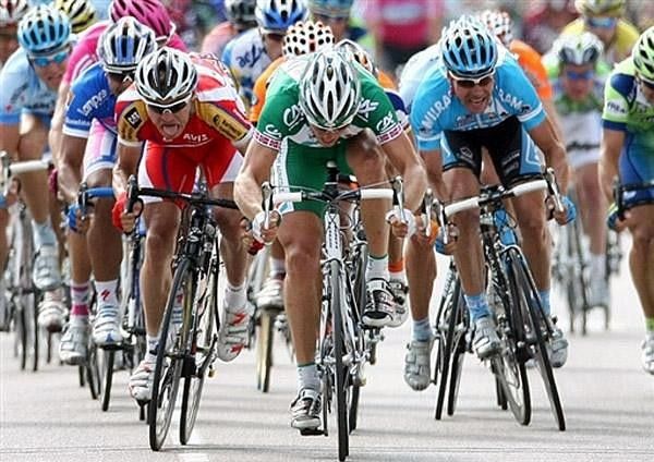 Robert Hunter (Barloworld) tries to get ahead of Thor Hushovd, but just misses.