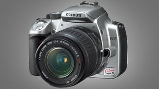 La fotocamera Canon 350D su sfondo grigio