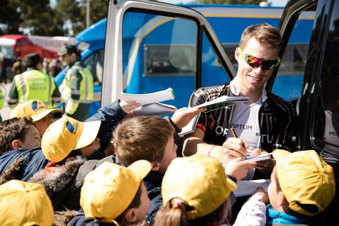 Tom Soladay signs autographs for a legion of Spanish youth at the Vuelta a Castilla y Leon