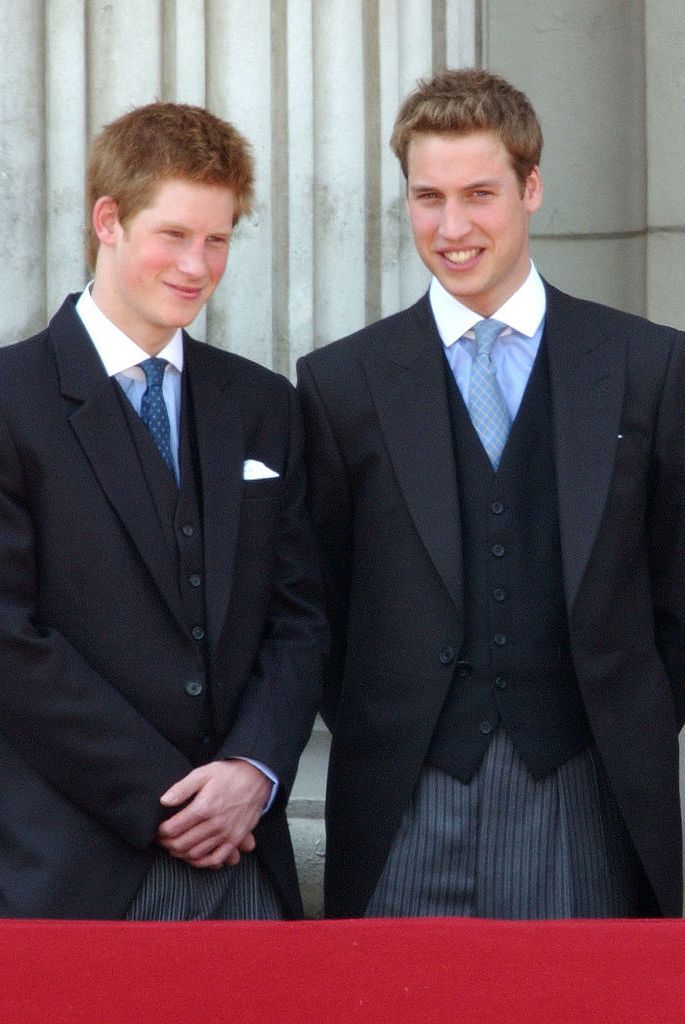 Suit, Formal wear, Tuxedo, Clothing, White-collar worker, Tie, Event, Blazer, Businessperson, Outerwear,