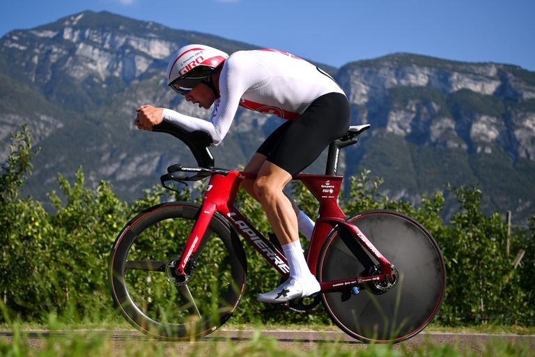 Stefan Küng on his way to defending his European time trial title 