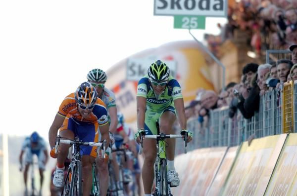 Oscar Freire beats Filippo Pozzato at Castelfidardo in 2008.