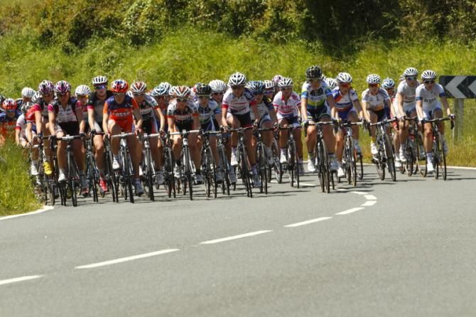 Carlee Taylor (Lotto Belisol Ladies) and Loes Gunnewijk (Orica - AIS) in the front row of the bunch