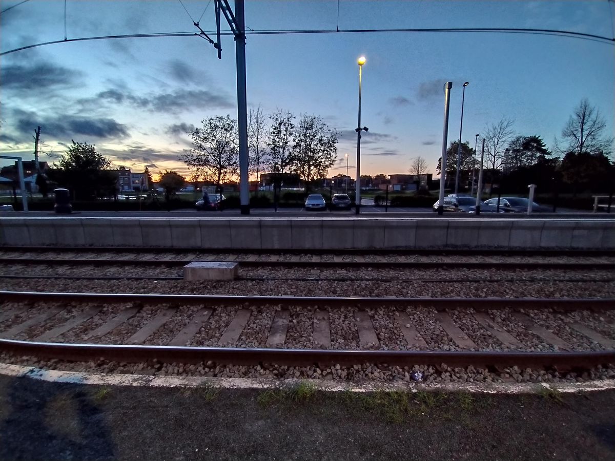 De elektriciteitskabel van de trein is erg gekromd aan de zijkanten in deze foto met de groothoeklens
