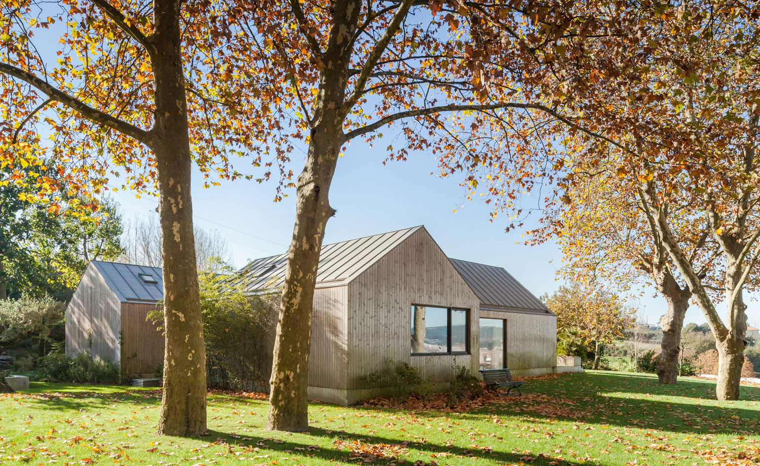 The consistent use of wood and granite on the façades lends a sense of unity to a structure whose four wings differ in size, shape and orientation