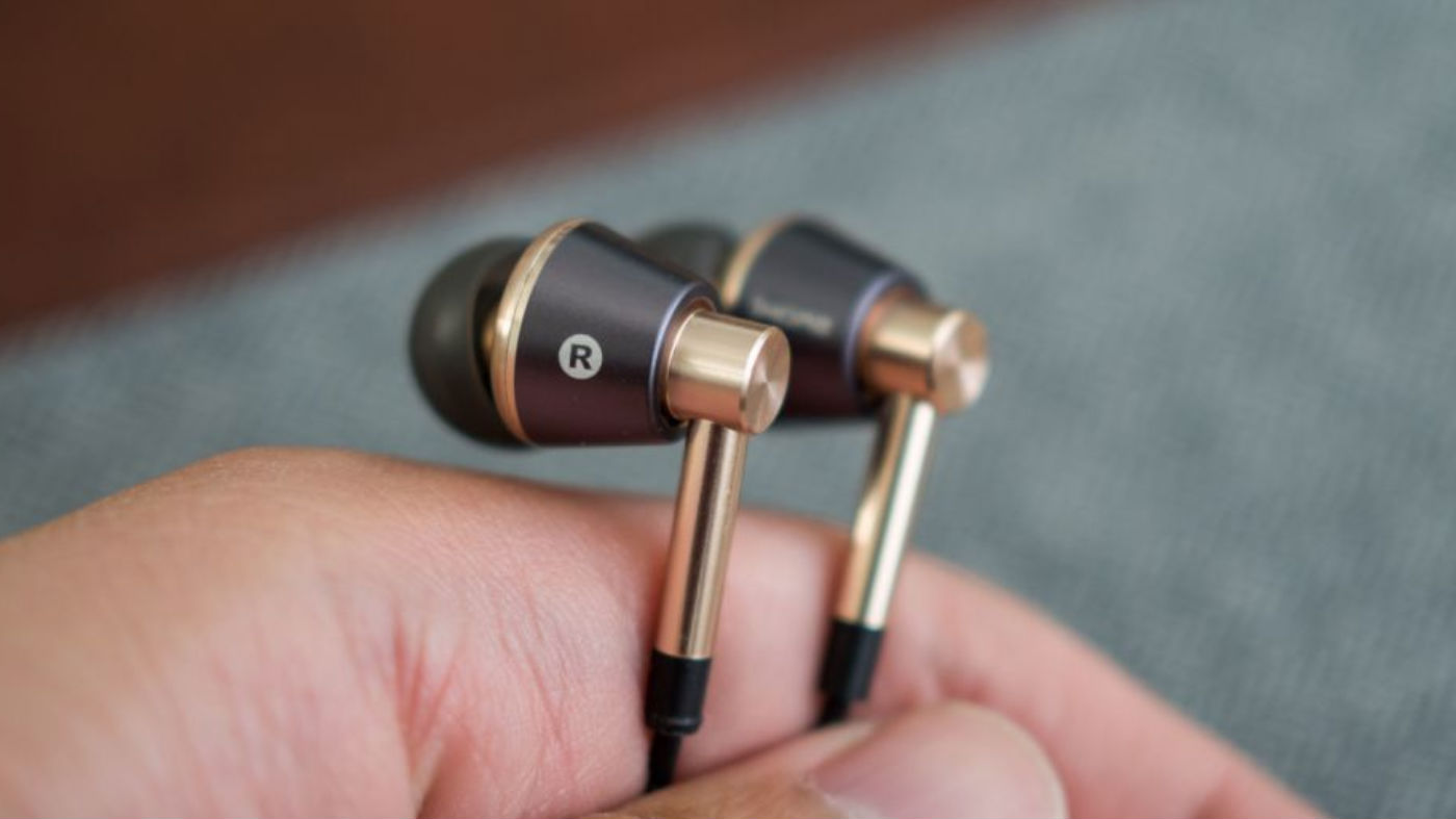 a close up of the 1more headphones