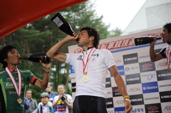 Fumiyuki Beppu (Team RadioShack) drank champagne