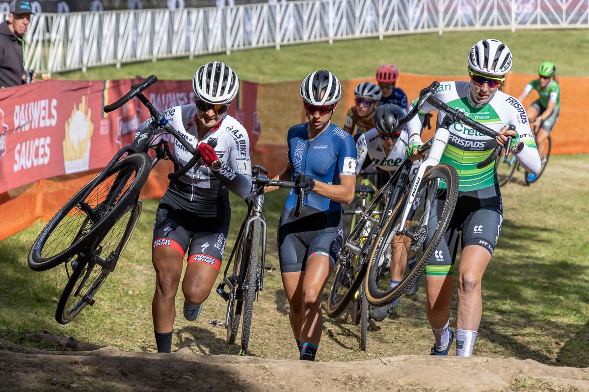 Helene Clauzel (AS Bike Racing), Sidney McGill (OneBike Racing), Manon Bakker (Crelan-Fristads) were the first riders to the "Belgian" stairs.