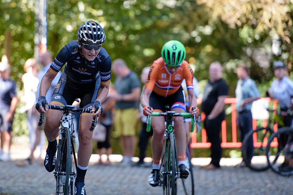Elisa Longo Borghini (Wiggle High5) leads the pre-race favourites through the trees on Muur van Geraardsbergen at the 97 km Stage 3 of the Lotto Belgium Tour 2016