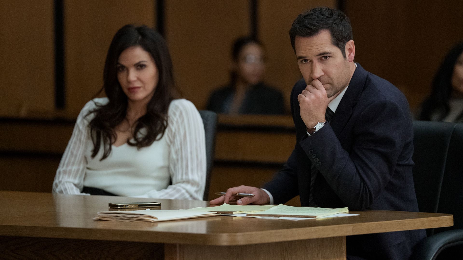 Lana Parilla as Lisa Trammell, Manuel Garcia-Rulfo as Mickey Haller in episode 205 of The Lincoln Lawyer