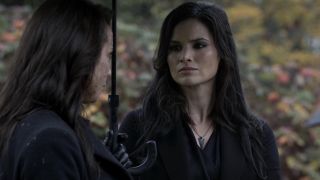 Katrina Law&#039;s Nyssa al Ghul speaking to her sister Talia at Oliver Queen&#039;s funeral in Arrow