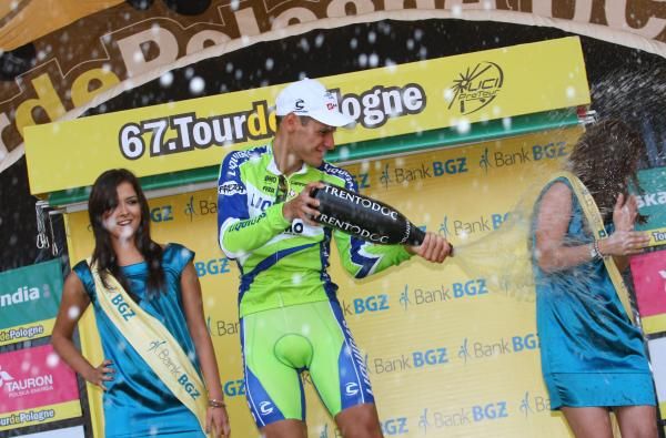 Jacopo Guarnieri (Liquigas-Doimo) has fun with the champagne.