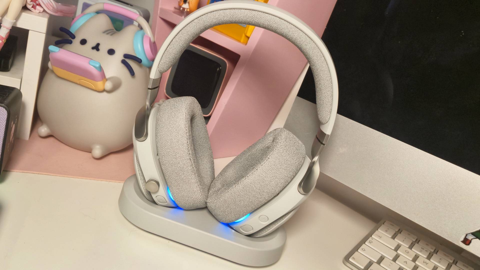 Photo by Rosalie Newcombe of the Scape headset by Fractal Design sitting on a white desk with pink accessories in the background.
