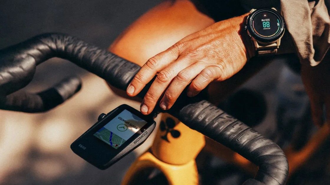 Man&#039;s hand using Coros Dura bike computer