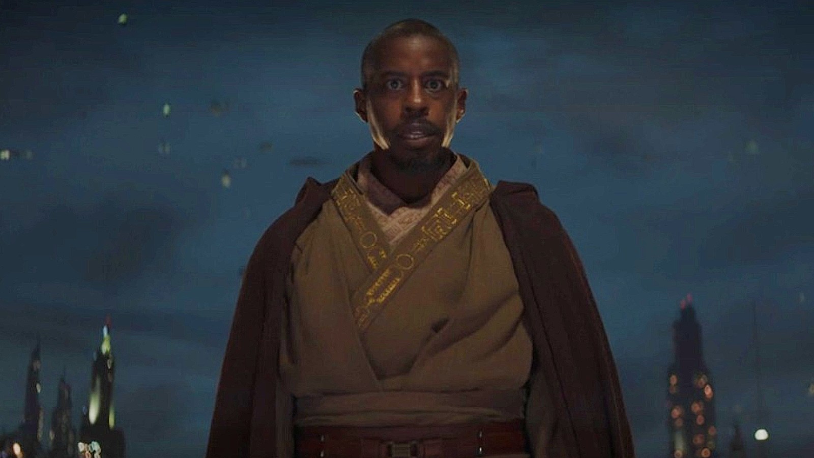 Kelleran Beq mira algo fuera de cámara en el episodio 4 de la temporada 3 de The Mandalorian