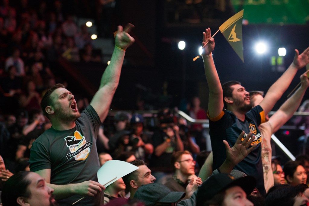 зрители смотрят киберспортивный турнир на большом экране