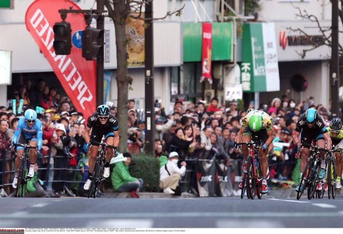 Steele Van Hoff (Garmin-Sharp) and Sutton (Team Sky) open up the sprint
