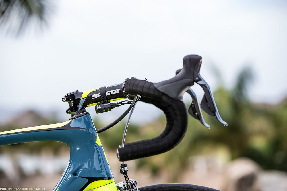 The Di2 control fits neatly under the FSA OS-99 CSI 130mm stem