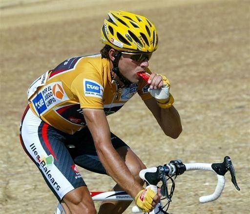 Snack-time for race leader Alejandro Valverde (Caisse d'Epargne-Illes Balears).
