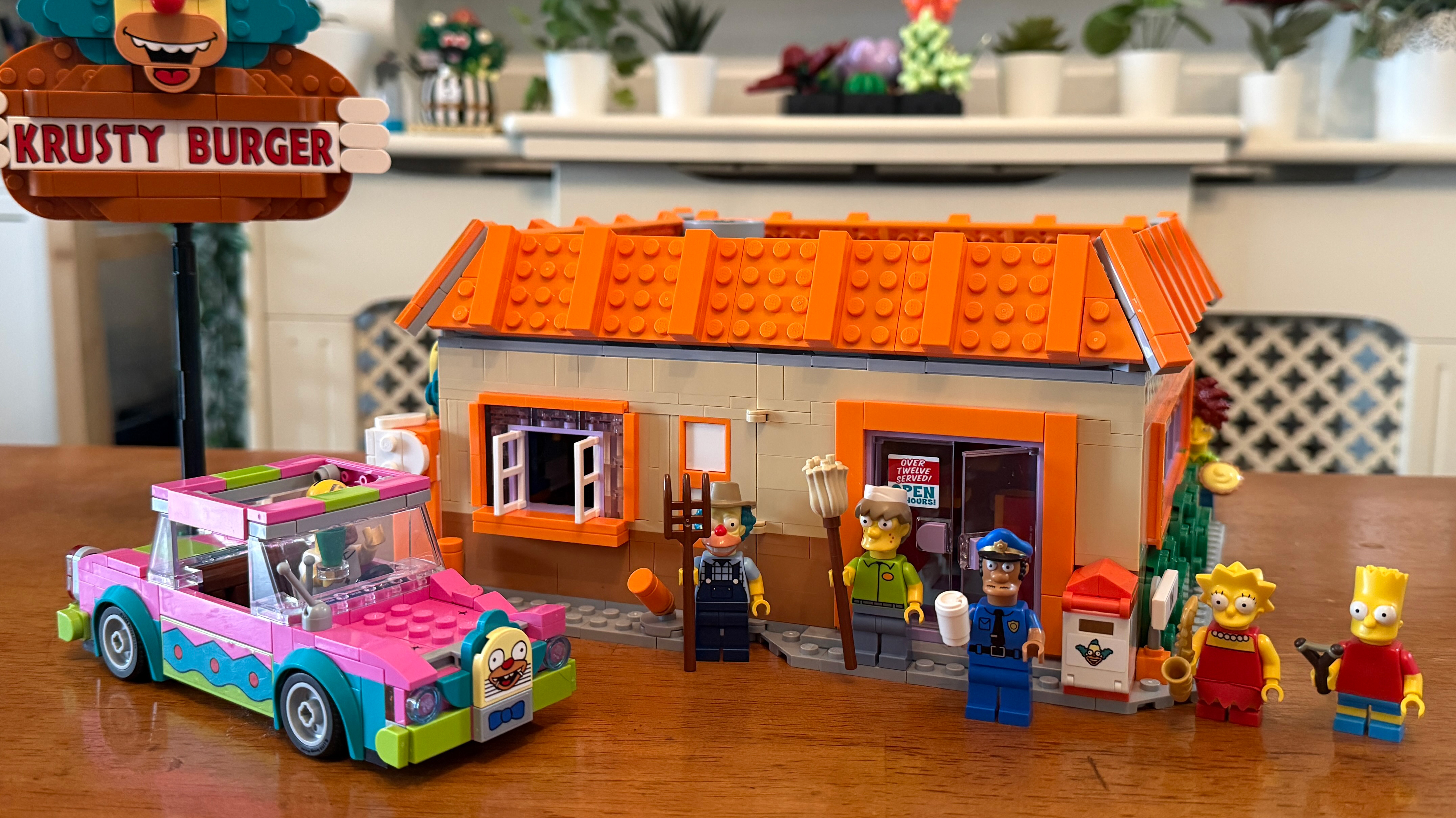 Car and minifigures in the Lego The Simpsons Krusty Burger (10352) set