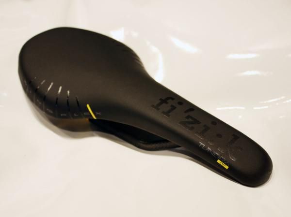 The top-end fi'zi:k Tundra 00 is aimed at weight-weenie mountain bikers with deep pockets.